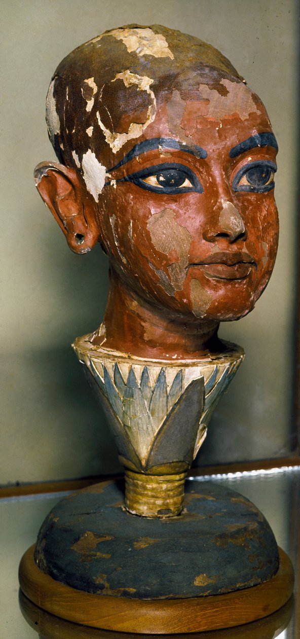 Egyptisk antikvitet: portrett av den unge farao Tutankhamun (helt Ankh-amun eller Tutankhamun) støttet av et lotusblad. Malt treskjæring. Fra Tresor av Tutankhamon. Egyptisk museum, Kairo. av Egyptian 18th Dynasty