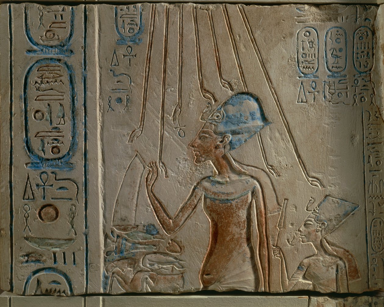 Egyptisk gravering som representerer Akhenaten og Nefertiti som tilber solskiven, fra Tall al-Amarna, Egypt, New Kingdom, XVIII-dynastiet av Egyptian 18th Dynasty