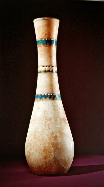 Kolbe, fra graven til Tutankhamun, New Kingdom (alabaster innlagt med fajanse, kalkstein og glass) av Egyptian 18th Dynasty
