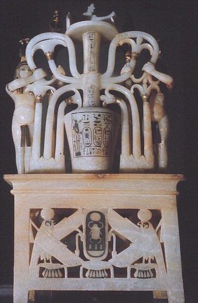 Unguent krukke med blomster, fra Tutankhamons grav (ca. 1370-1352 f.Kr.) New Kingdom (alabaster) (se også 227993) av Egyptian 18th Dynasty