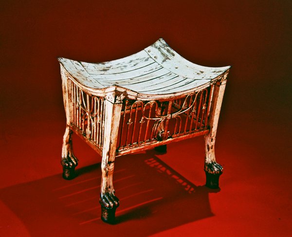 Fotskammel brukt av barnekongen i begynnelsen av hans regjeringstid, fra Tutankhamons grav, New Kingdom (malt og forgylt tre) (se også 149411) av Egyptian 18th Dynasty