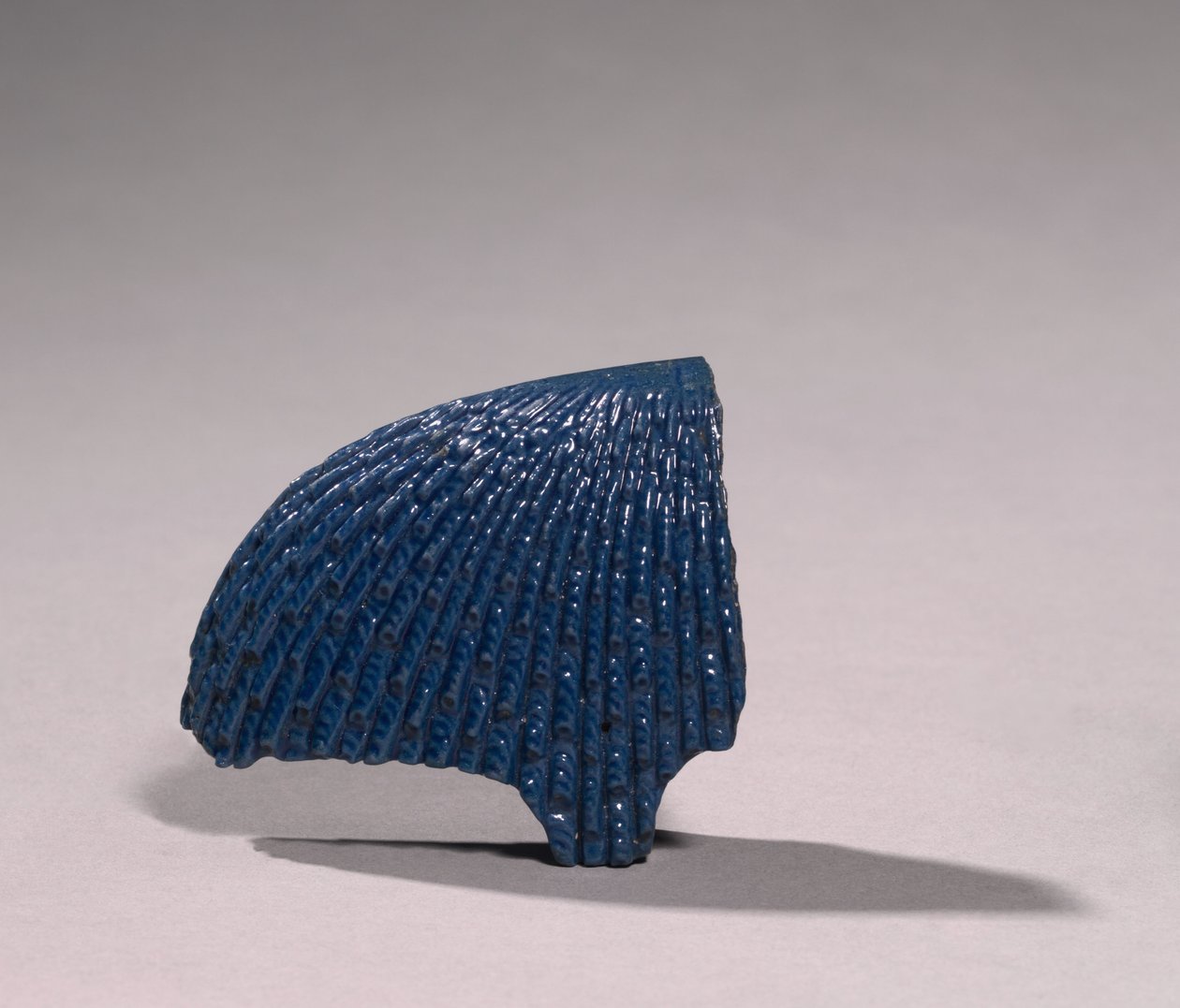 Fragment av en innlagt hodeplagg, ca. 1353-1295 f.Kr av Egyptian 18th Dynasty