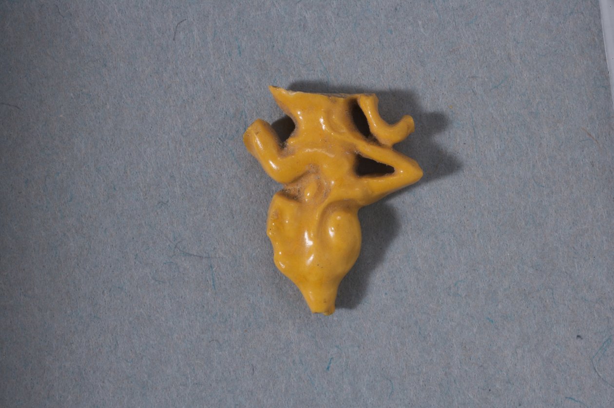 Fragmentær gjennombrut perle av en sittende prinsesse, New Kingdom, Amarna-perioden (fajanse) av Egyptian 18th Dynasty