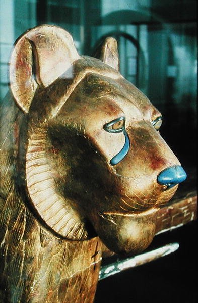 Begravelsessengehode i form av en løve, fra Tutankhamons grav (ca. 1370-1352 f.Kr.) New Kingdom (stukturert og forgylt tre) av Egyptian 18th Dynasty