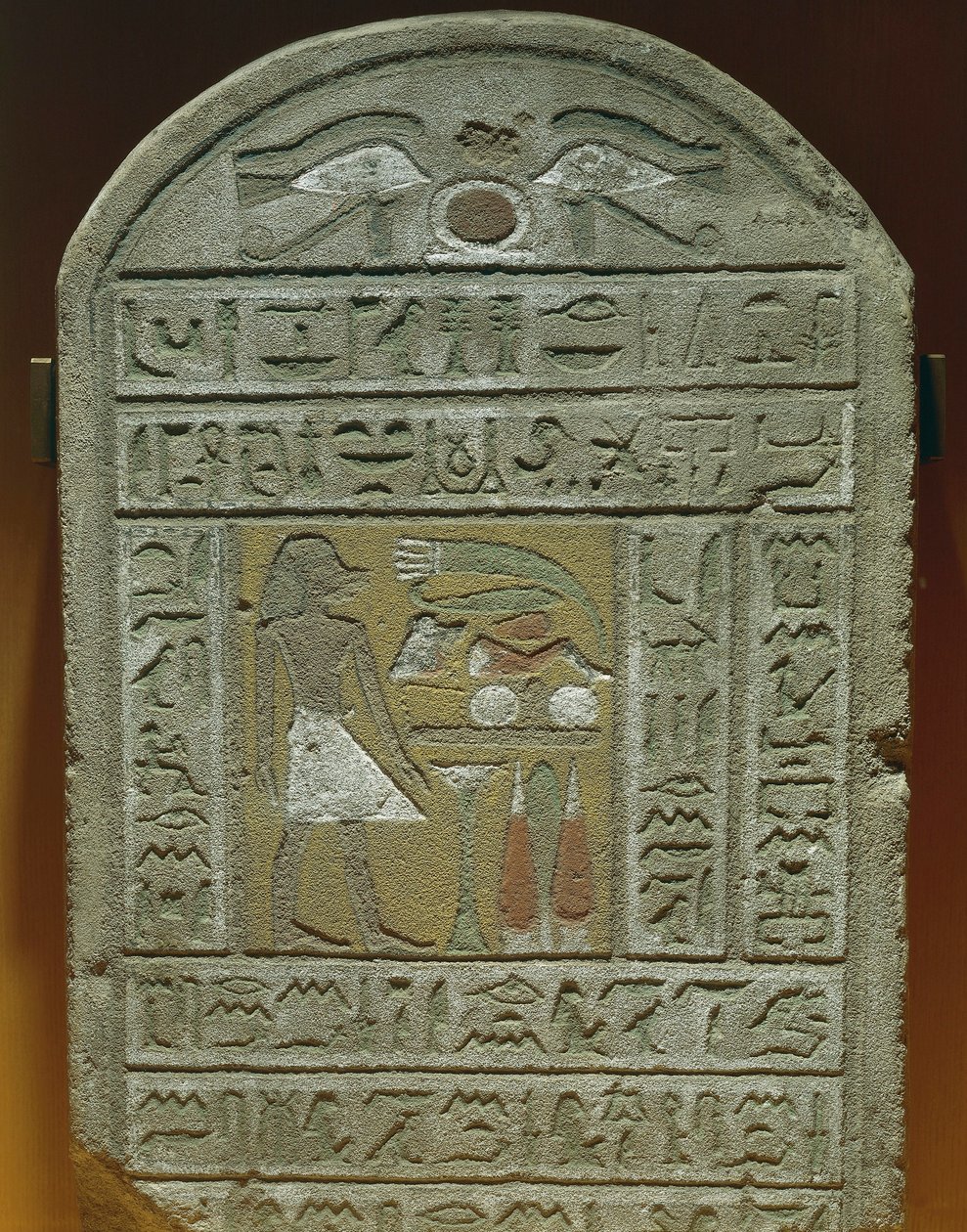 Begravelsesstele til Ibi, mester i kammeret i det kongelige palasset Den avdøde før begravelsesofferet Øverst, beskyttelsesøyne og hieroglyfen "Shen" som betyr "evighet" av Egyptian 18th Dynasty