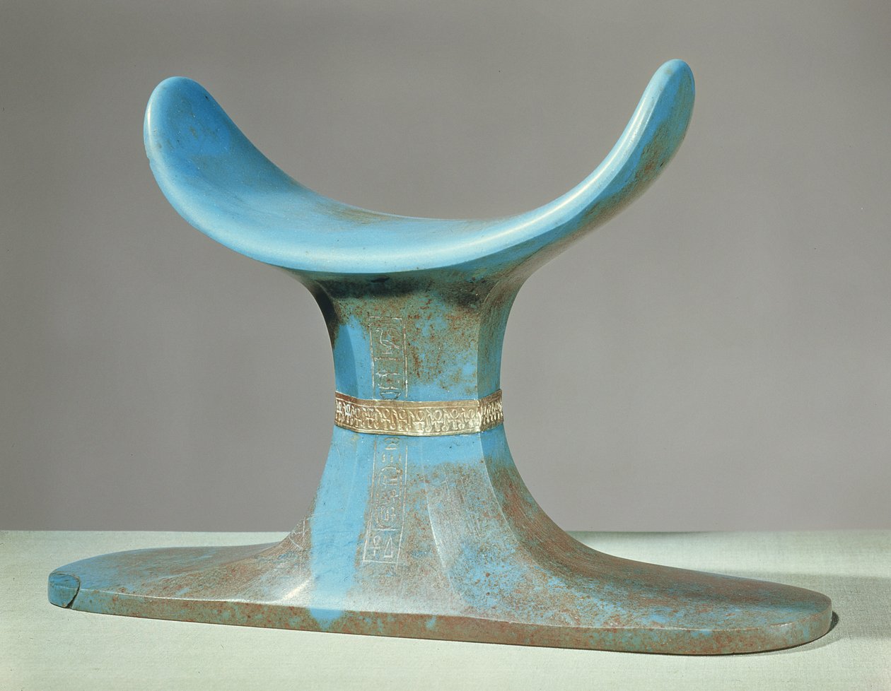Nakkestøtte, fra graven til Tutankhamon (ca. 1370-52 f.Kr.) New Kingdom (blått glasspasta) av Egyptian 18th Dynasty
