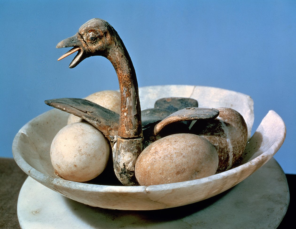 Lokk på en alabasterkrukke dekorert med en fugl i et rede som inneholder egg, fra graven til Tutankhamon (ca. 1370-52 f.Kr.) New Kingdom (malt og stukkaturtre) av Egyptian 18th Dynasty