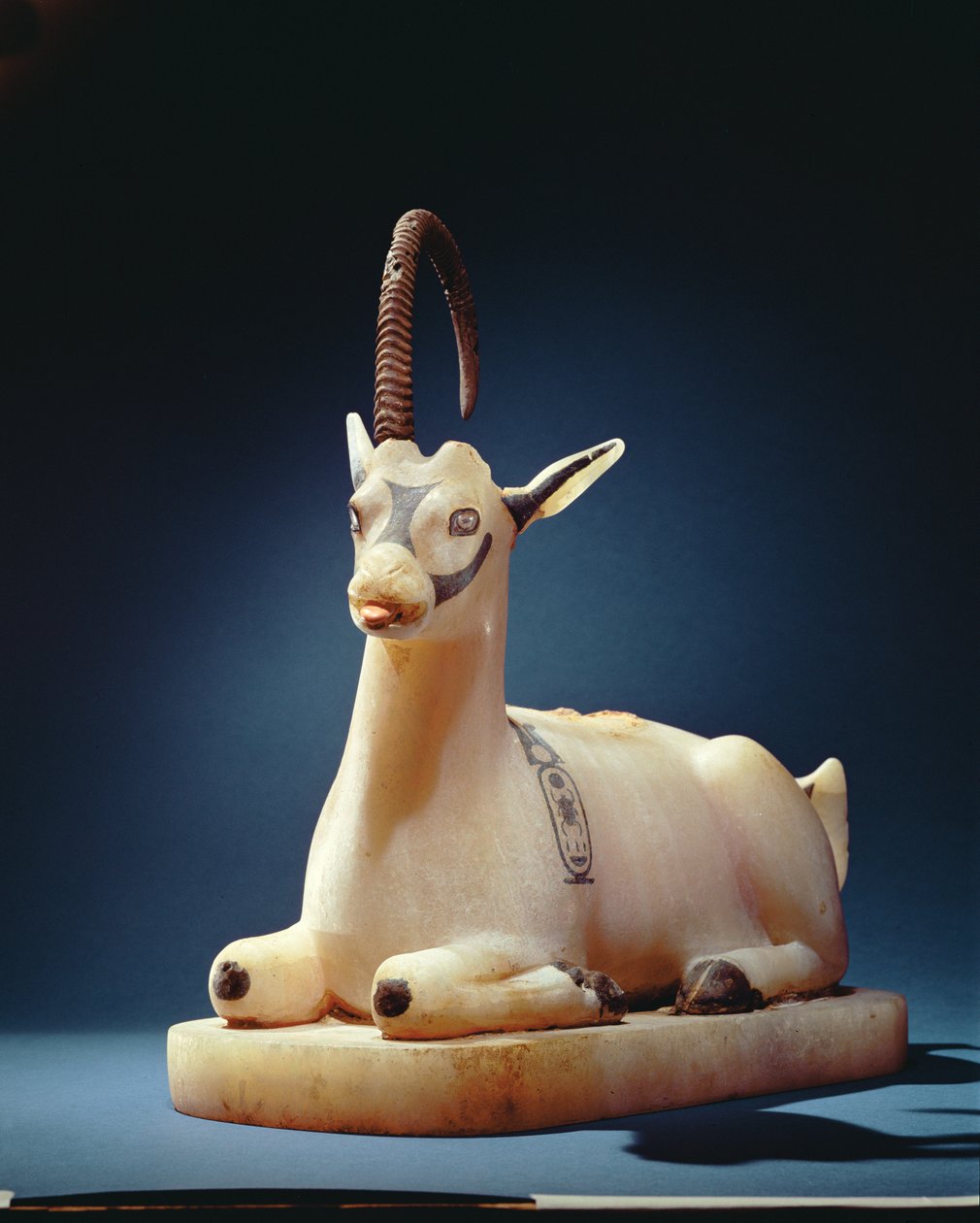 Lokk på en uguent krukke i form av en steinbukk, fra graven til Tutankhamon, New Kingdom (malt alabast) (se også 148195) av Egyptian 18th Dynasty
