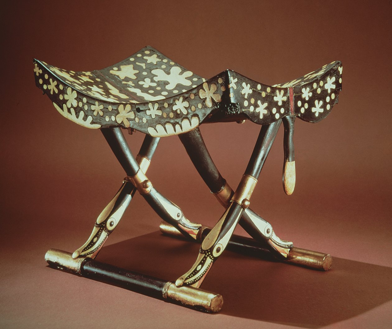 Modell sammenleggbar krakk, fra Tomb of Tutankhamun, New Kingdom (ibenholt innlagt med elfenben) av Egyptian 18th Dynasty