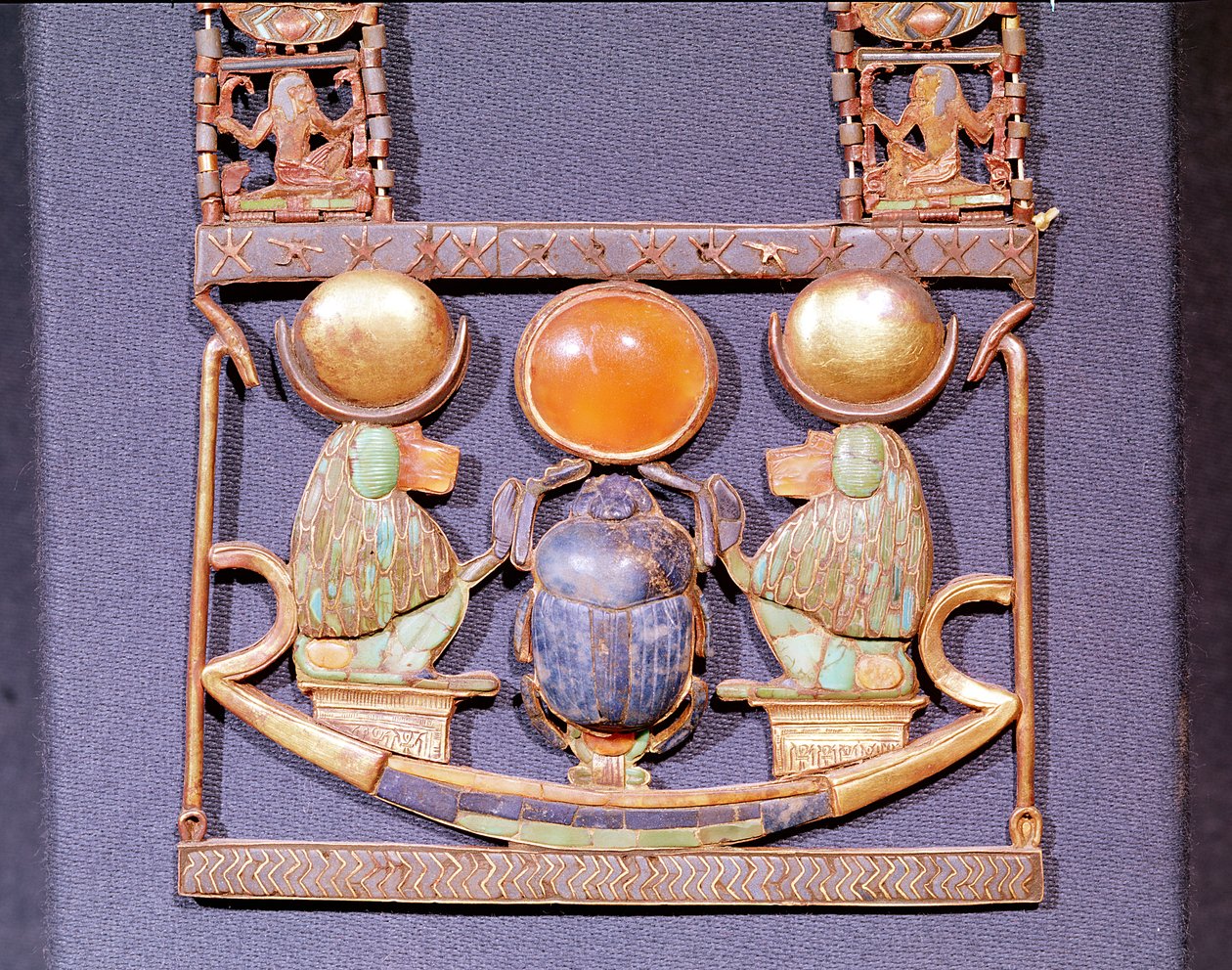 Halskjede av den stigende solen, fra graven til Tutankhamon (ca. 1370-52 f.Kr.) New Kingdom (gull innlagt med halvedelstener) (detalj av 153788) av Egyptian 18th Dynasty