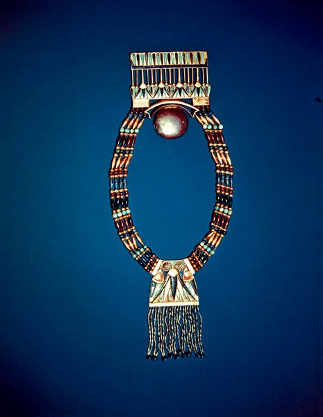 Halskjede med månebryst, fra Tutankhamons grav, New Kingdom (elektrum, feltspat, lapis lazuli og gullperler) av Egyptian 18th Dynasty