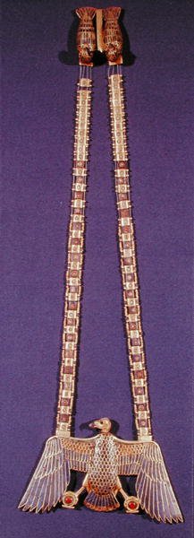 Halskjede med gribbanheng, fra graven til Tutankhamon (ca. 1370-1352 f.Kr.) New Kingdom (gull belagt med lapis lazuli og cornelian) (se også 227982) av Egyptian 18th Dynasty