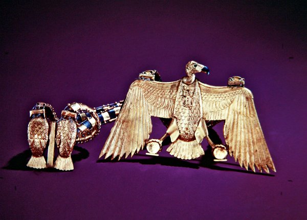 Halskjede med gribbanheng, fra graven til Tutankhamon, New Kingdom (gull innlagt med lapis lazuli og cornelian) (se også 228214 og 324491) av Egyptian 18th Dynasty