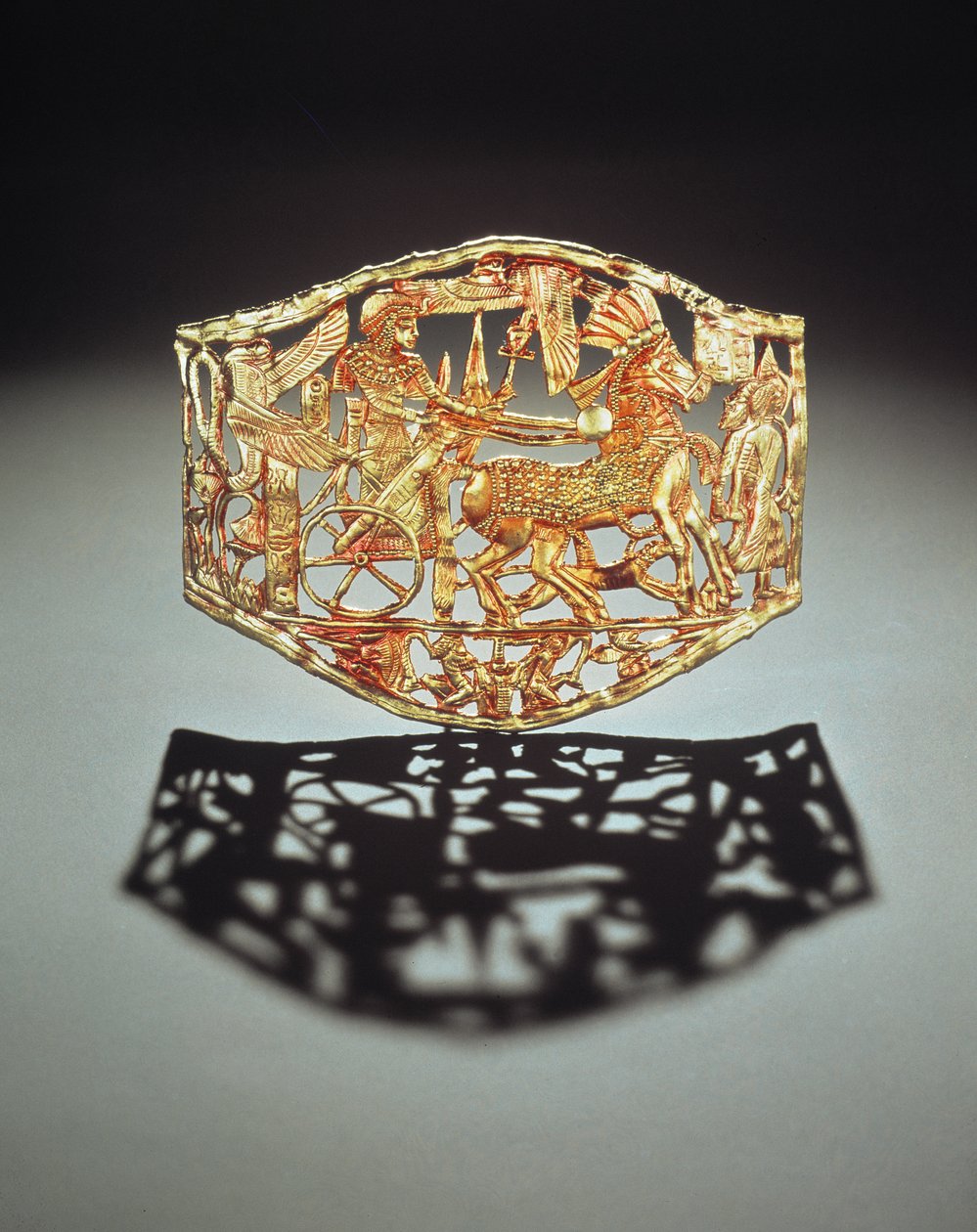 Gjennombrudt plakett eller spenne som viser kongenes triumferende retur med fanger, fra Tutankhamons grav, New Kingdom (gull) (se også 148199) av Egyptian 18th Dynasty