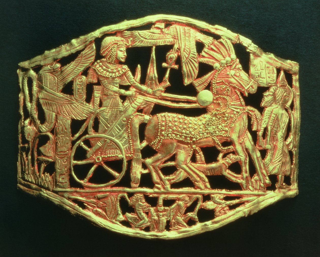 Gjennombrudt plakett eller spenne som viser kongenes triumferende retur med fanger, fra graven til Tutankhamon (ca. 1370-52 f.Kr.) New Kingdom (gull) (se også 391017) av Egyptian 18th Dynasty