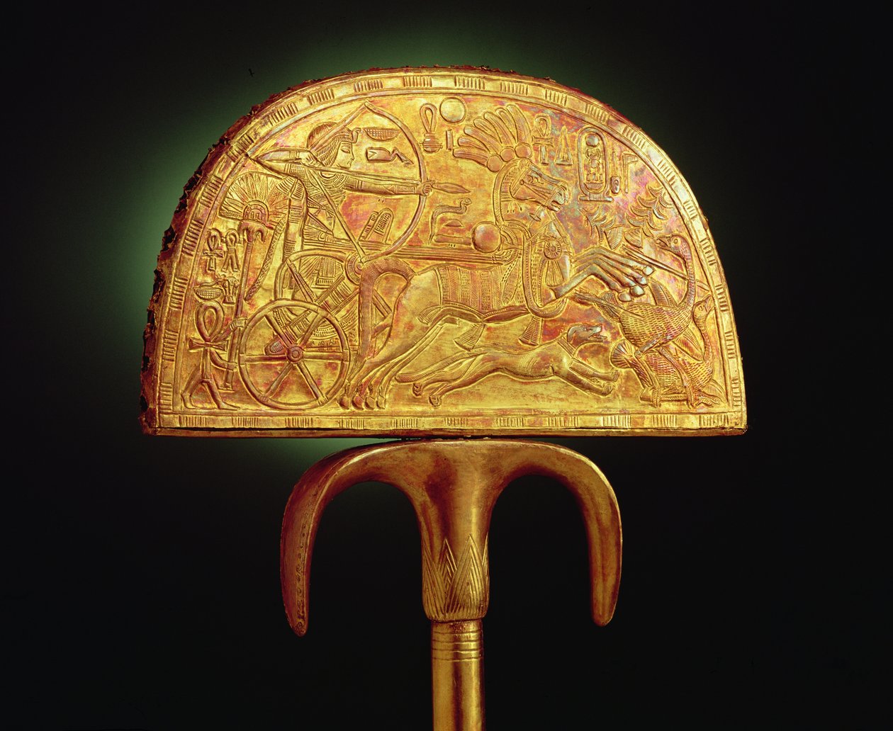 Strutsfjærvifte, fra Tutankhamons grav (ca. 1370-1352 f.Kr.) New Kingdom (tre dekket med arkgull) (se også 3975) av Egyptian 18th Dynasty