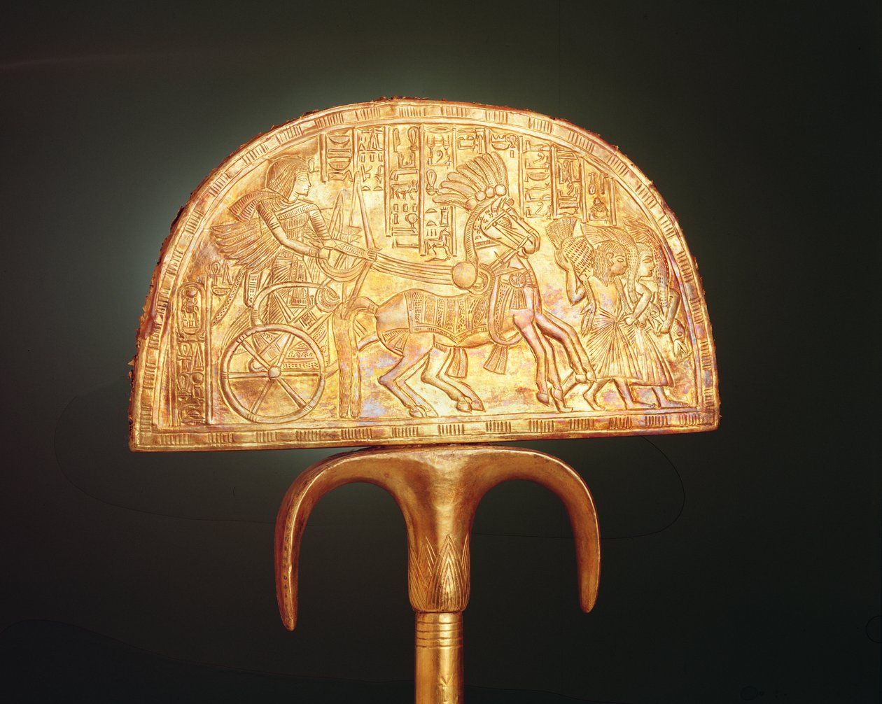Strutsfjærvifte, fra Tomb of Tutankhamun, New Kingdom (tre dekket med arkgull) (revers av 324497) av Egyptian 18th Dynasty