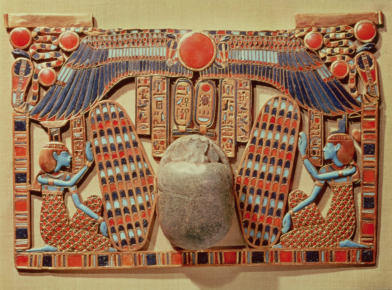 Pectoral dekorert med den bevingede skarabeen beskyttet av Isis og Nephthys, fra graven til Tutankhamon (ca. 1370-52 f.Kr.) New Kingdom (gull cloisonne og glasspasta) av Egyptian 18th Dynasty