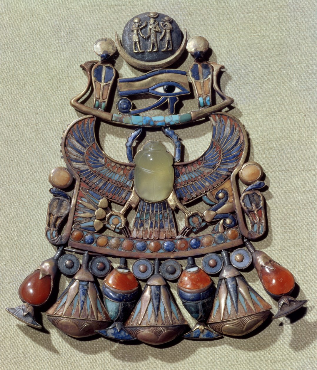 Pectoral med en fugleskarabé, fra graven til Tutankhamon (ca. 1370-52 f.Kr.) New Kingdom (gull cloisonne dekorert med halvedelstener og glasspasta) av Egyptian 18th Dynasty