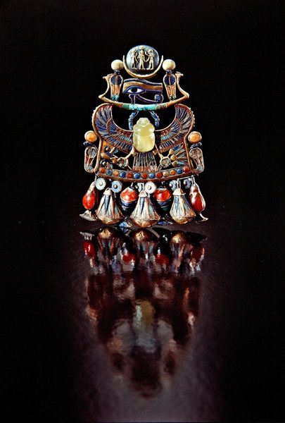 Pectoral med en fugleskarabé, fra graven til Tutankhamon, New Kingdom (gull cloisonne dekorert med halvedelstener og glasspasta) av Egyptian 18th Dynasty