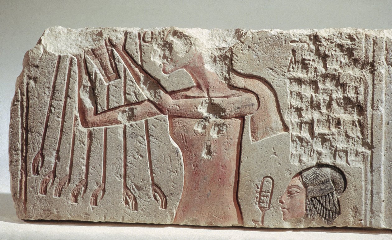 Relieff som viser Akenhaten og hans datter ofring til Aten, Det nye riket, ca. 1352-1336 f.Kr. (kalkstein) av Egyptian 18th Dynasty