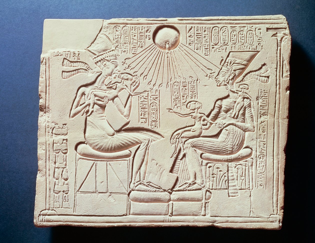 Relieff som viser kong Amenhotep IV (Akhenaten), hans kone Nefertiti og deres barn under solguden Atons stråler, relieff fra Tall al-Amarnah, New Kingdom, Dynasty XVIII av Egyptian 18th Dynasty