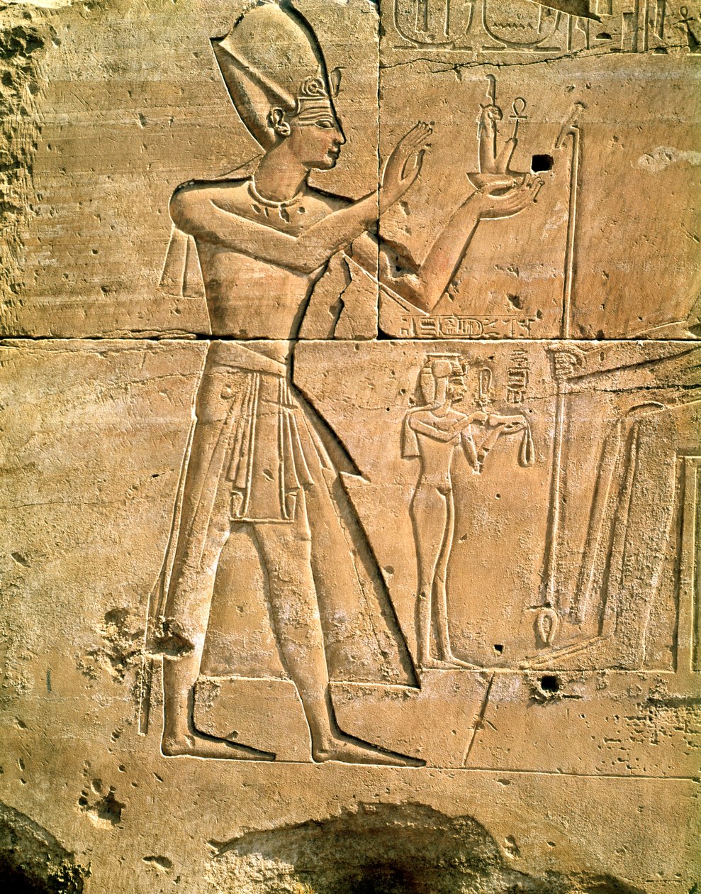 Relieff som viser Tuthmosis III (ca. 1479-1425 f.Kr.) som gir et offer til en sittende gud, New Kingdom av Egyptian 18th Dynasty