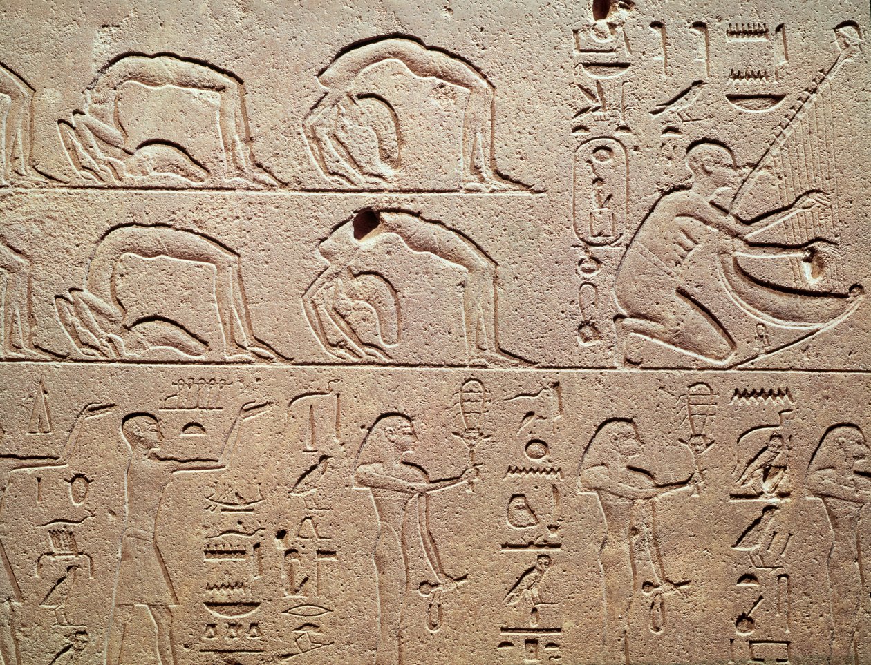 Relieff som viser akrobater og en harpist, fra Karnak, New Kingdom av Egyptian 18th Dynasty