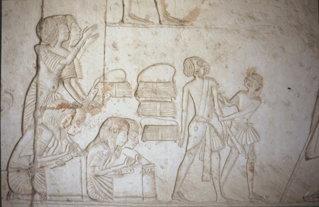 Relieff som viser skriftlærde i arbeid, fra Horemhebs grav (ca. 1323-1295 f.Kr.) New Kingdom (veggmaleri) (se 218337 for detaljer) av Egyptian 18th Dynasty