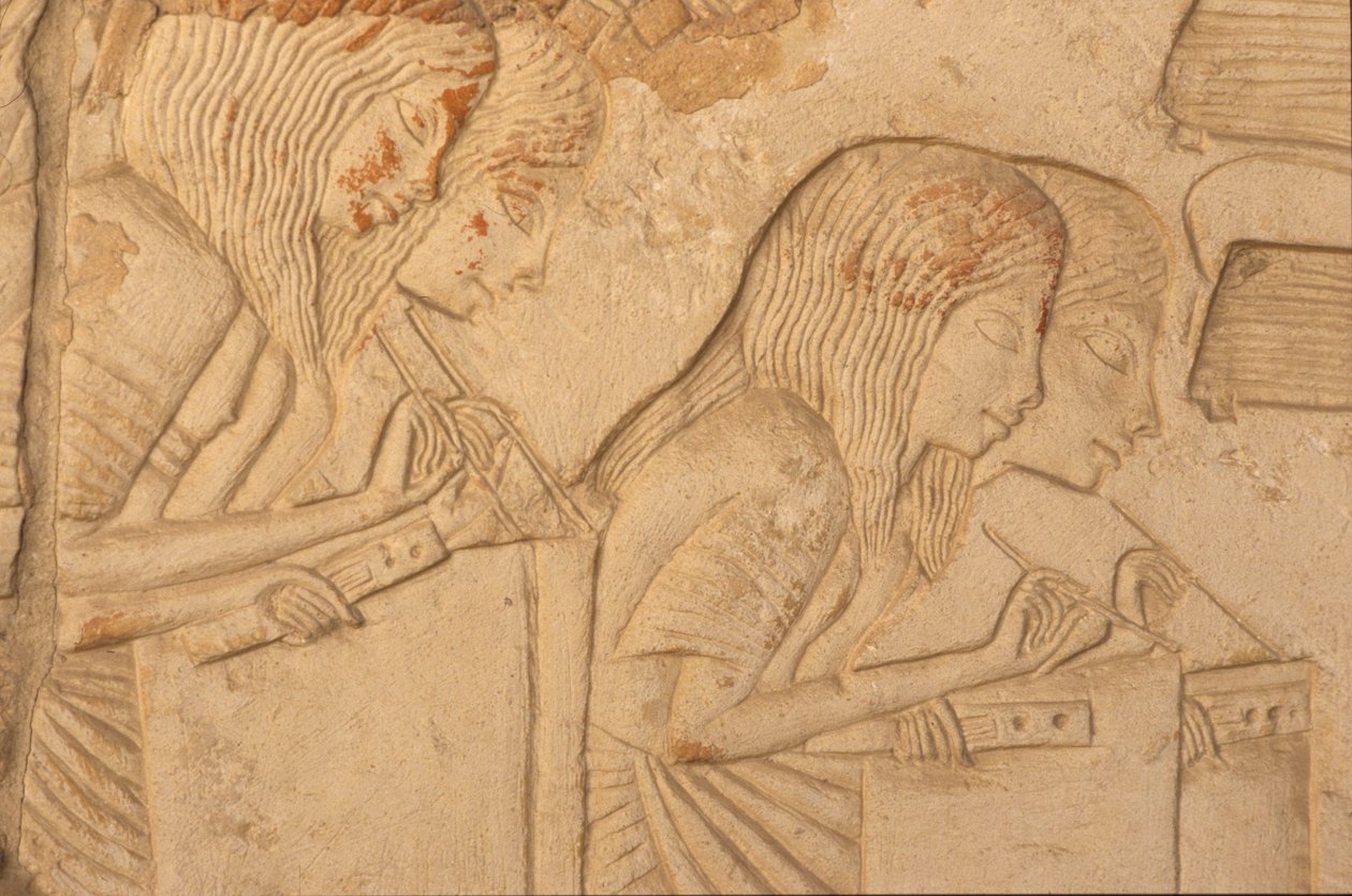 Relieff som viser skriftlærde i arbeid, fra Horemhebs grav (ca. 1323-1295 f.Kr.) New Kingdom (veggmaleri) (detalj av 218338) av Egyptian 18th Dynasty