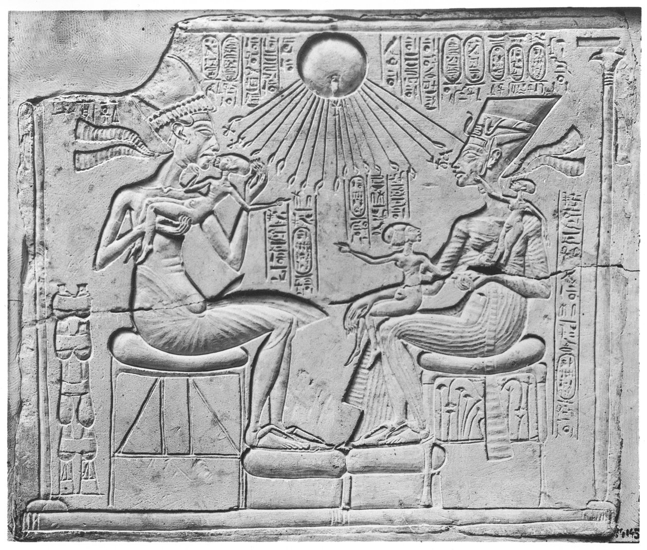 Relieff som viser Aten som gir liv og velstand til Amenophis IV (Akhenaten) (ca. 1352-1336 f.Kr.), hans kone, Nefertiti og tre av deres døtre, fra Tell el-Amarna, New Kingdom, ca. 1375-1354 f.Kr. av Egyptian 18th Dynasty