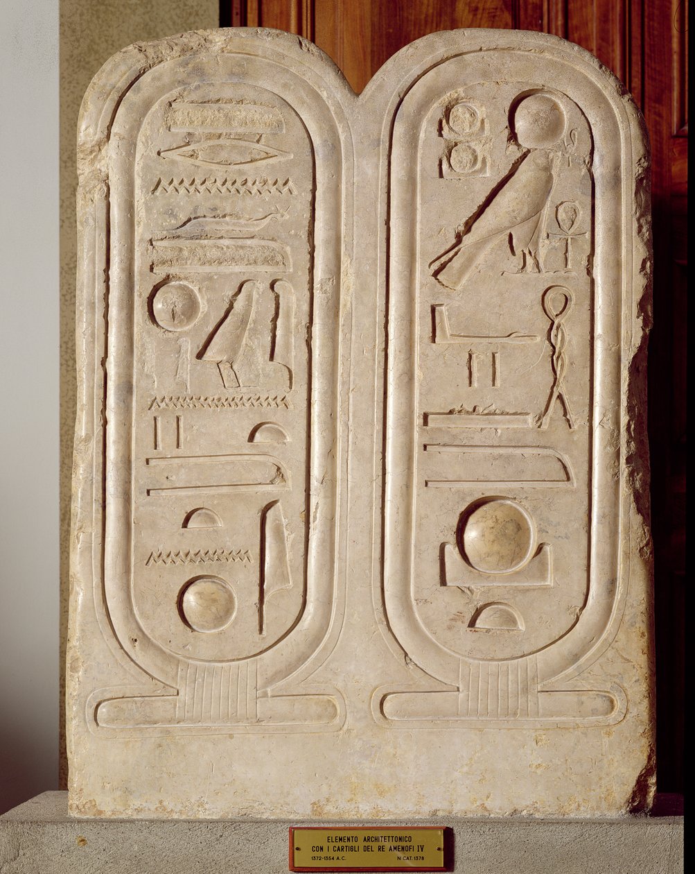 Relieff med kartusj av Amenophis IV (1379–1362) New Kingdom, ca. 1372–1354 f.Kr. (kalkstein) av Egyptian 18th Dynasty