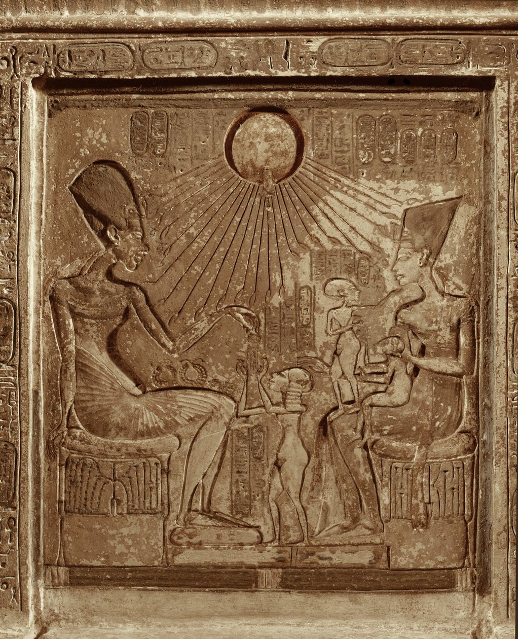 Kongelig familieliv: Farao Amenophis IV, dronning Nefertiti og 3 døtre som sprayer mot solen (relieff) av Egyptian 18th Dynasty
