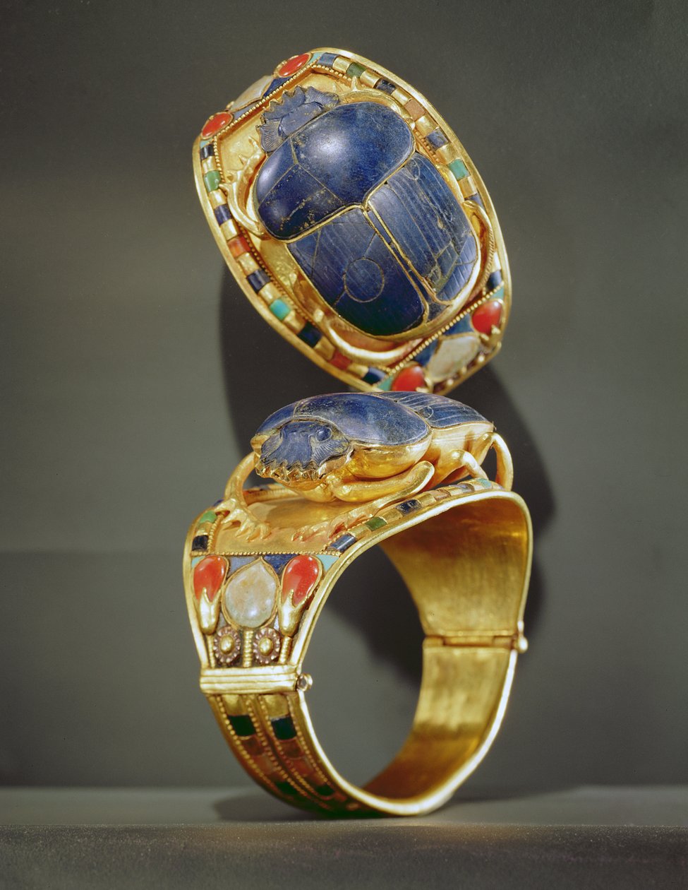 Scarab armbånd, fra Tomb of Tutankhamun, New Kingdom (gull og lapis lazuli) av Egyptian 18th Dynasty