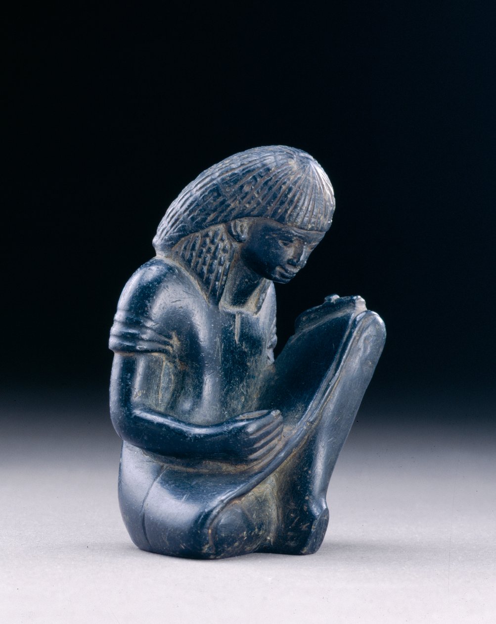 Sittende skriver, New Kingdom, 1391–1353 f.Kr. (gråwake) av Egyptian 18th Dynasty