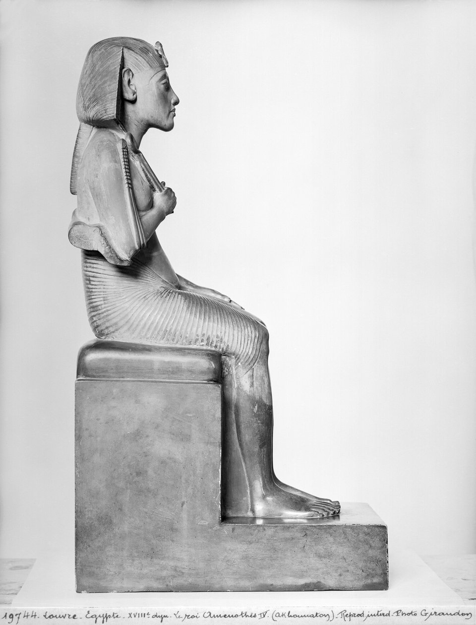 Sittende statue av Amenophis IV (Akhenaten), New Kingdom, ca. 1375-1354 f.Kr. (steatitt) av Egyptian 18th Dynasty