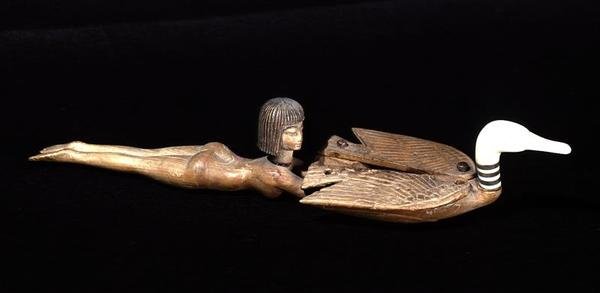 Skje med et flatt håndtak i form av en svømmer, New Kingdom, ca. 1400 f.Kr. (tre og elfenben) (se også 110870) av Egyptian 18th Dynasty