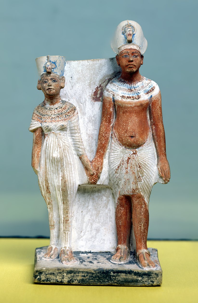 Statuett av Amenophis IV (Akhenaten) og Nefertiti, fra Tell el-Amarna, Amarna-perioden, New Kingdom, 1353-1337 f.Kr. (malt kalkstein) (se også 50764) av Egyptian 18th Dynasty