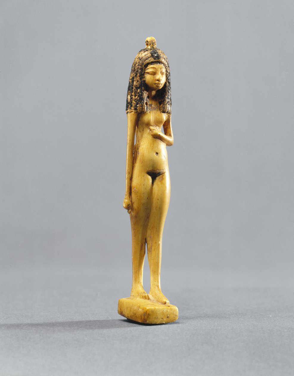 Statuett av en naken jente, New Kingdom, ca. 1390-1353 f.Kr. (malt elfenben) av Egyptian 18th Dynasty