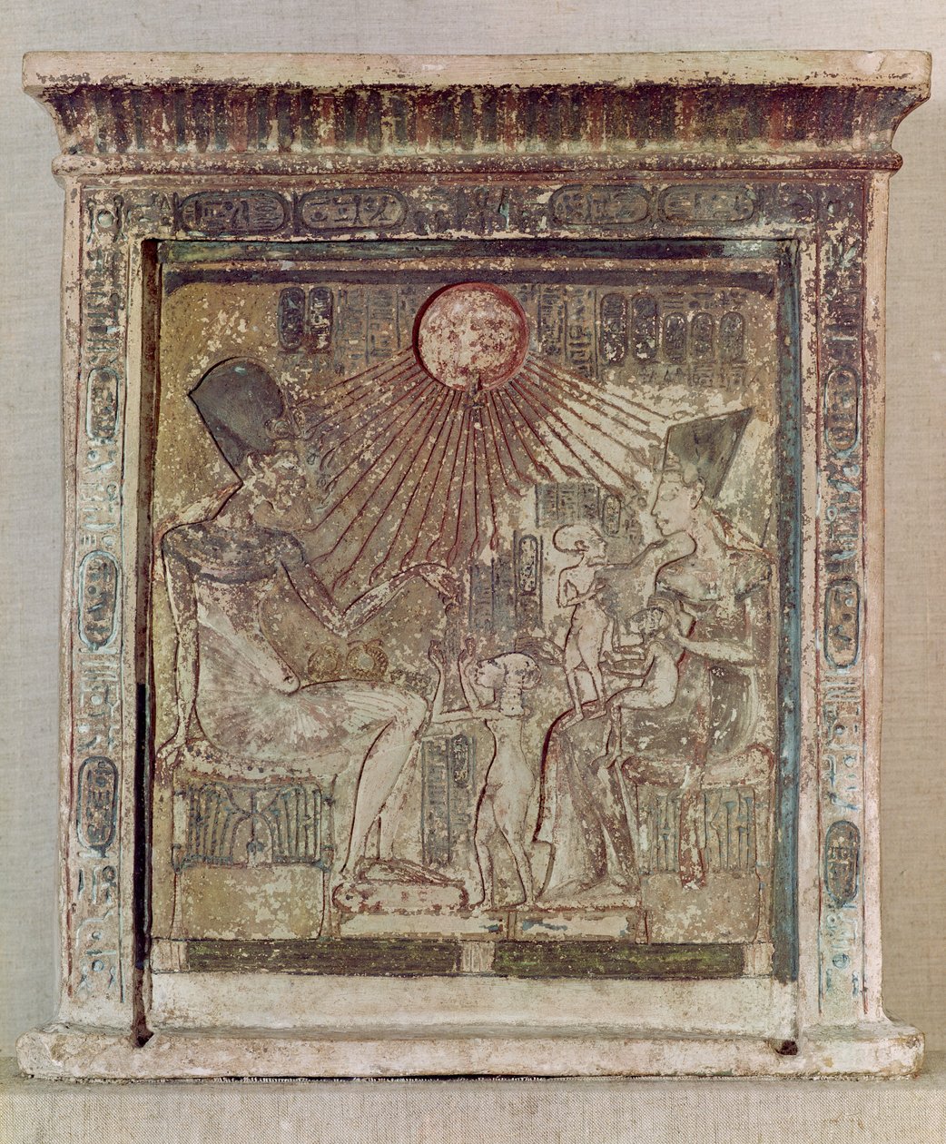 Stela som skildrer Aten som gir liv og velstand til Amenophis IV (Akhenaten) (ca. 1352-1336 f.Kr.), hans kone, Nefertiti og tre av deres døtre, fra Tell el-Amarna, New Kingdom, ca. 1353-1337 f.Kr. av Egyptian 18th Dynasty