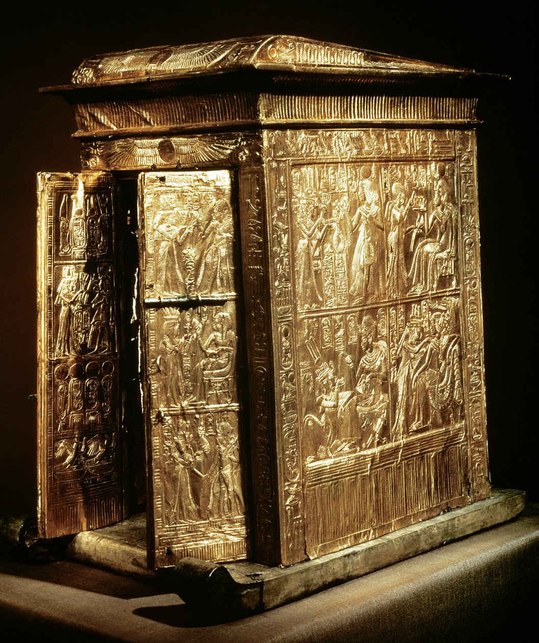 The Golden Shrine of Tutankhamon (ca.1370-52 BC) New Kingdom (tre overtrukket med gesso dekket med ark gull) av Egyptian 18th Dynasty