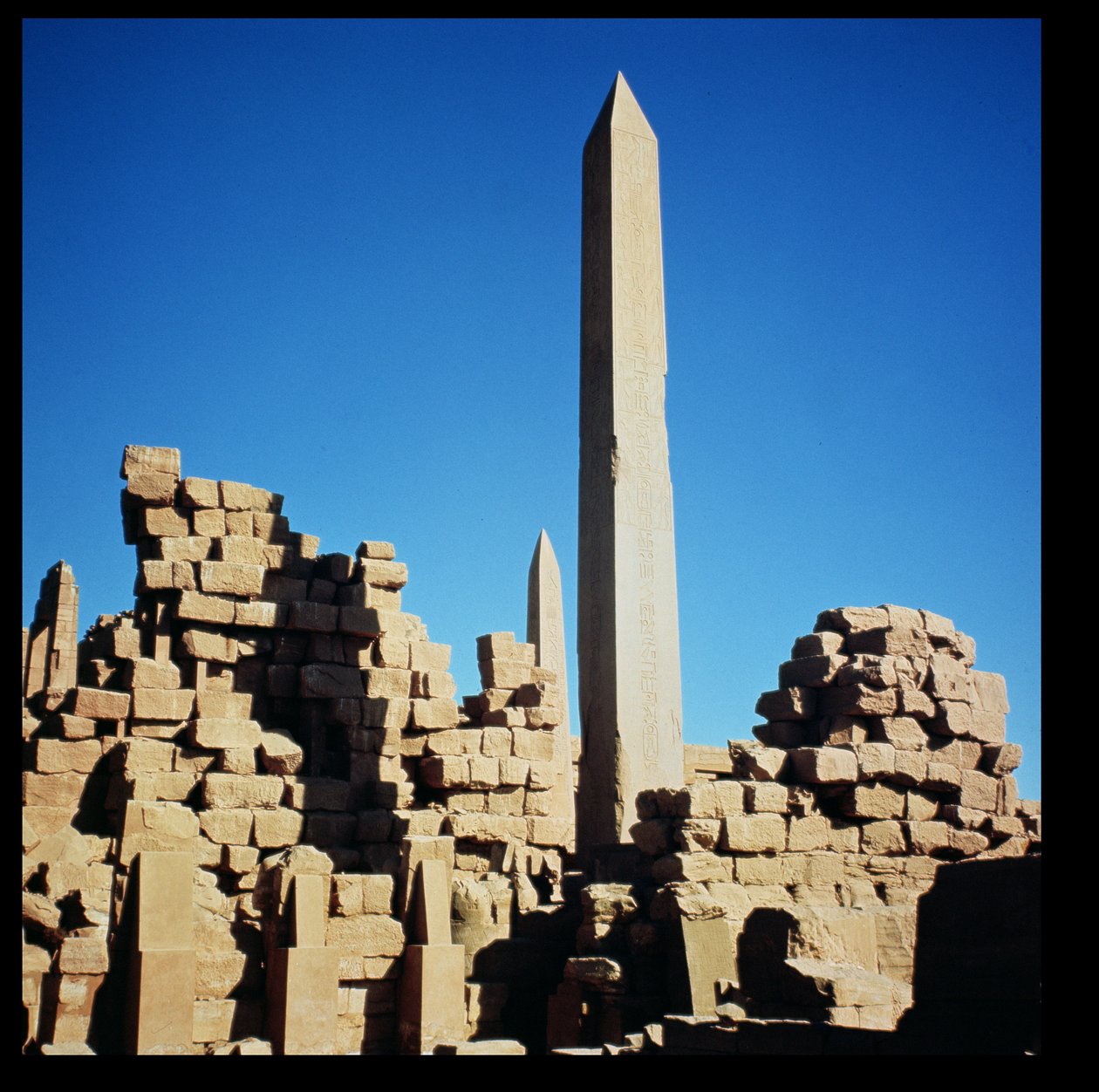 Obeliskene fra Tuthmosis I (1504–1492 f.Kr.) og Hatshepsut (1473–1458 f.Kr.) ved Amuns store tempel, Karnak-tempelet, New Kingdom av Egyptian 18th Dynasty