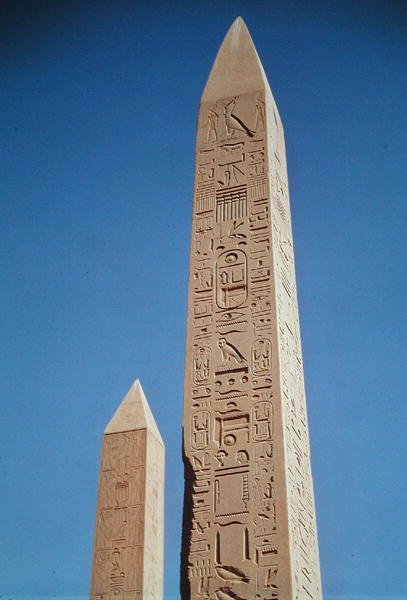 Obeliskene fra Tuthmosis I (1504–1492 f.Kr.) og Hatshepsut (1473–1458 f.Kr.) ved Amuns store tempel, New Kingdom av Egyptian 18th Dynasty
