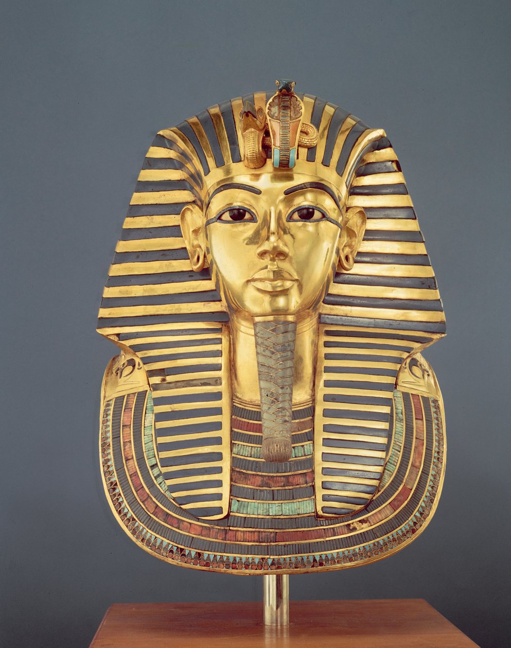 Begravelsesmasken til Tutankhamon (ca. 1370-1352 f.Kr.) New Kingdom, ca. 1336-1327 f.Kr. (gull innlagt med halvedelstener) (se også 227984) av Egyptian 18th Dynasty