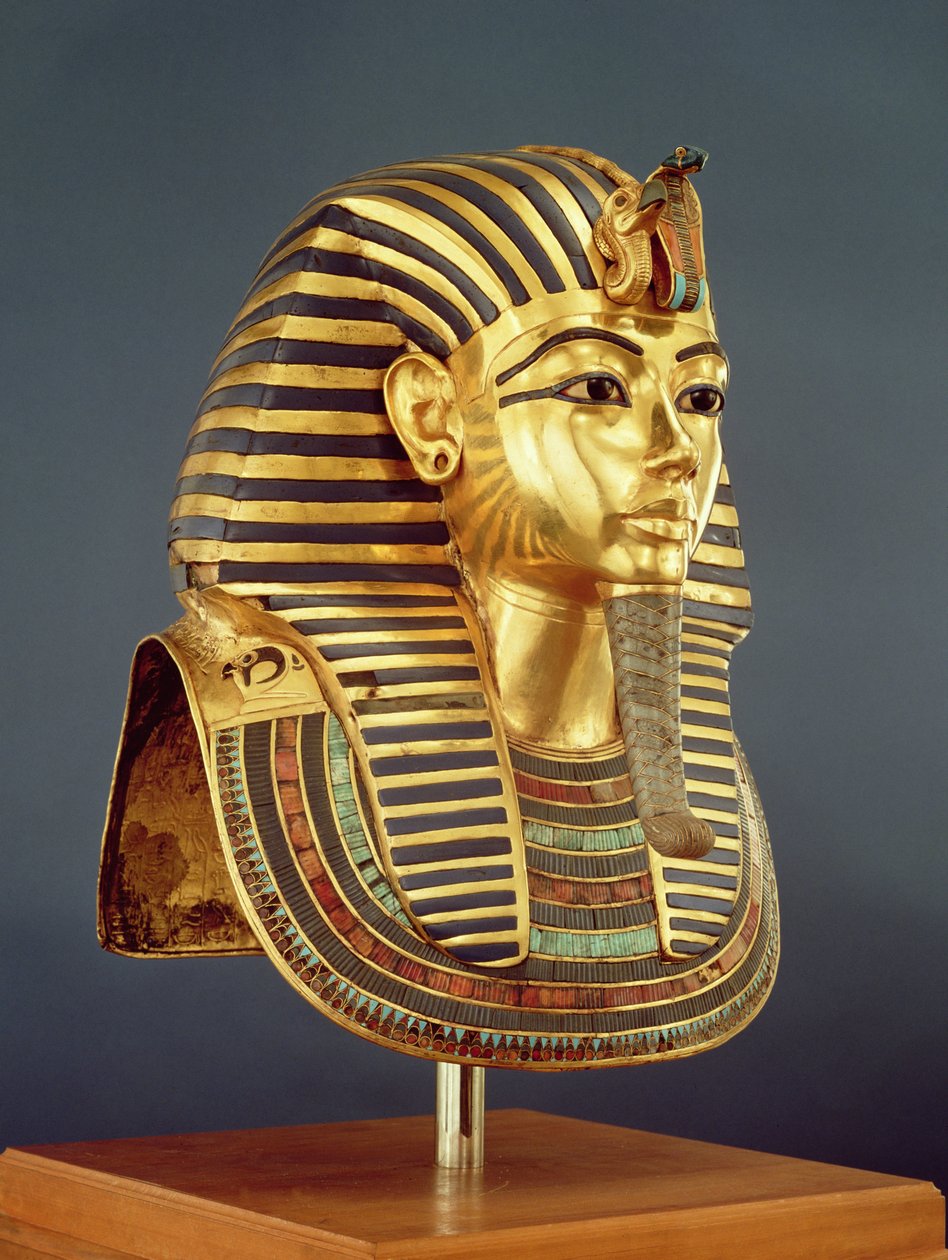 Begravelsesmasken til Tutankhamon (ca. 1370-1352 f.Kr.) New Kingdom, ca. 1336-1327 f.Kr. (gull innlagt med halvedelstener) (se også 228800) av Egyptian 18th Dynasty