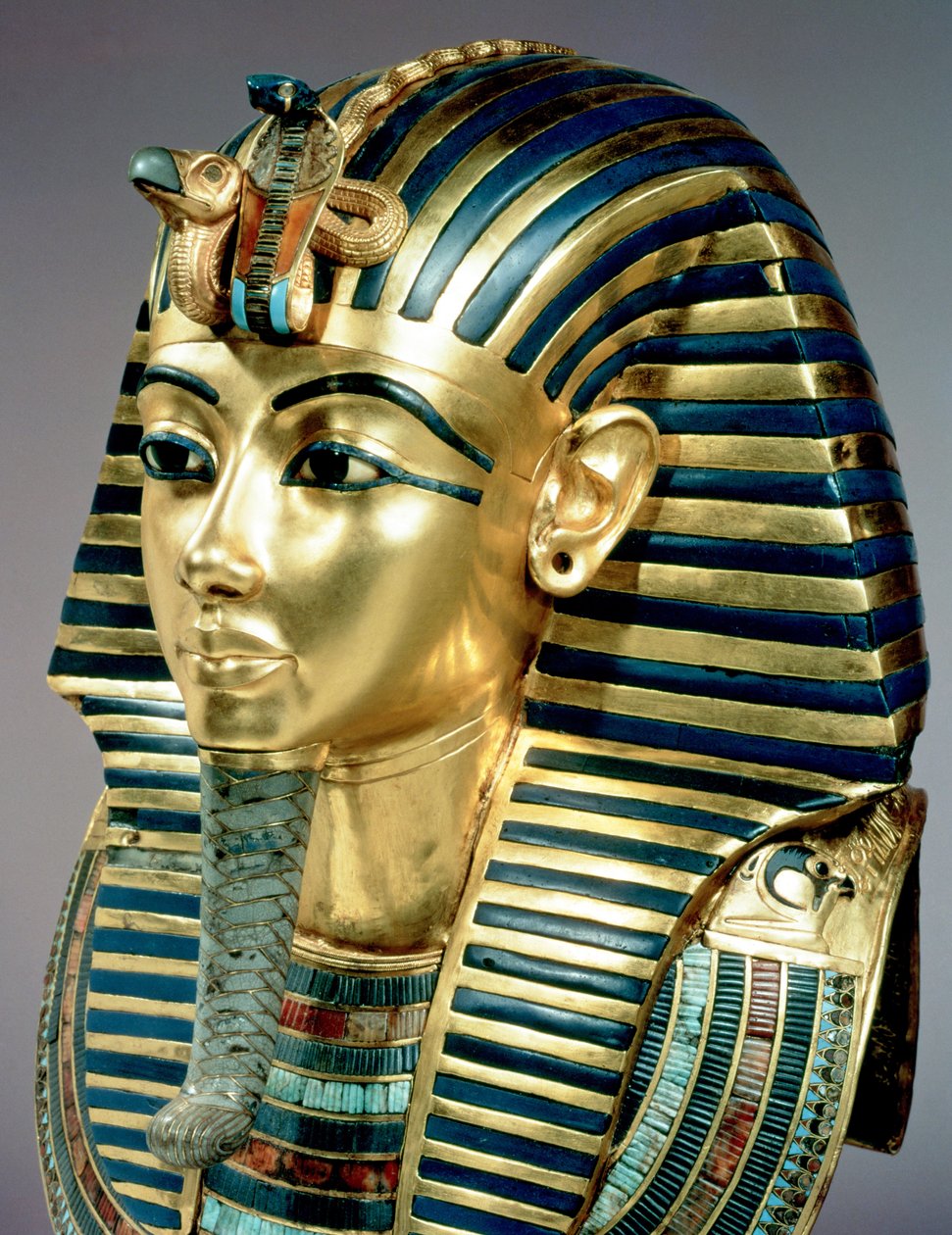 Gullbegravelsesmasken, fra graven til Tutankhamon (ca. 1370-52 f.Kr.) New Kingdom (gull innlagt med halvedelstener og glasspasta) (se også 3981 og 149421) av Egyptian 18th Dynasty