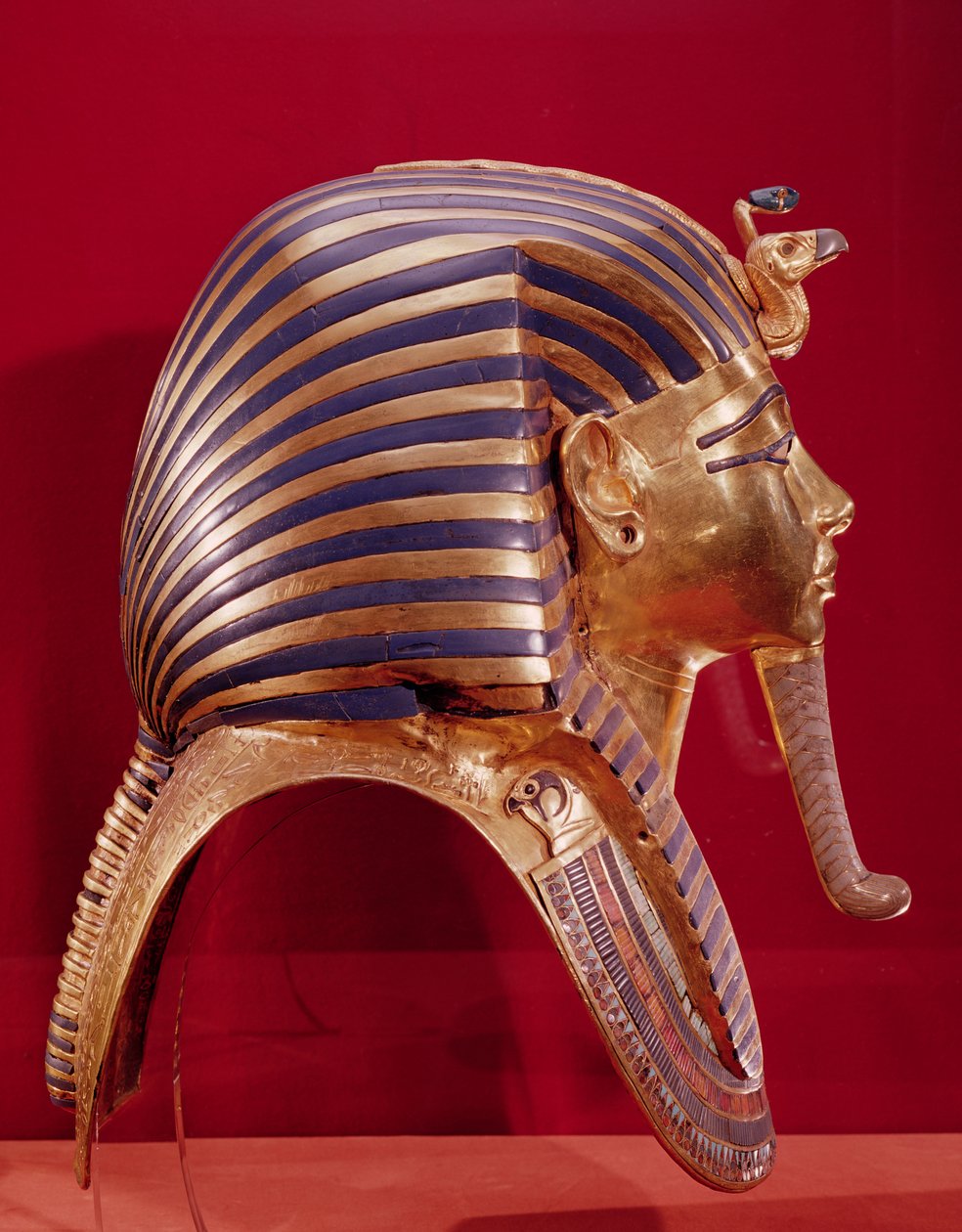 Gullmasken, fra skatten til Tutankhamon (ca. 1370-52 f.Kr.) ca. 1340 f.Kr. (gull innlagt med halvedelstener) (se 184085 for motsatt side) av Egyptian 18th Dynasty