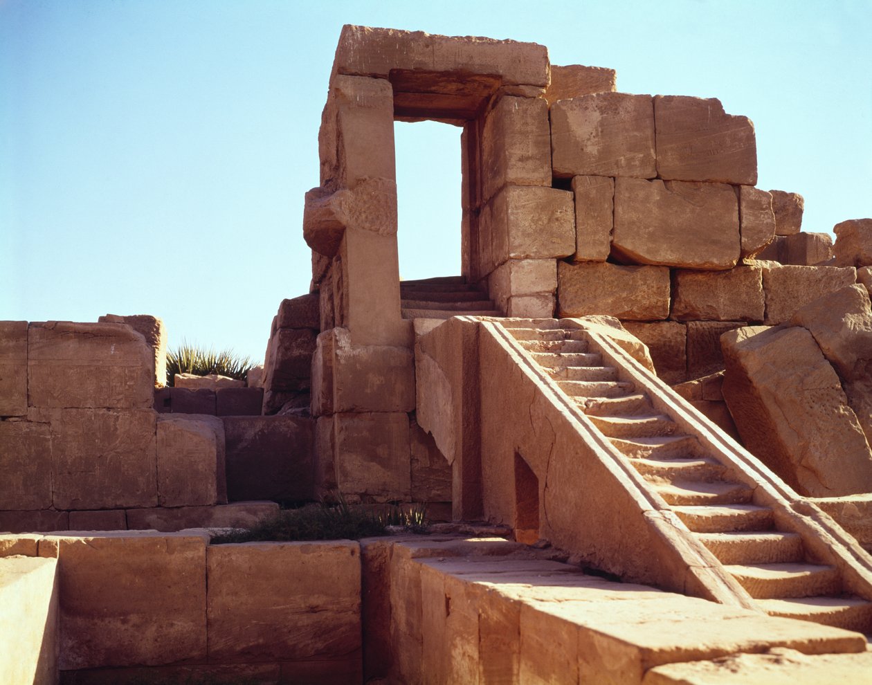 Trappen som fører til festivalsalen Tuthmosis III (ca. 1490-1439 f.Kr.) i Amuns store tempel, New Kingdom av Egyptian 18th Dynasty