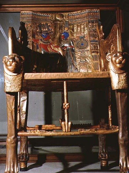 Tutankhamons trone, som viser kongen sittende og dronningen som tilbyr ham en vase, fra graven til Tutankhamon i Kongenes dal i Theben, ca. 1361-52 f.Kr. (forgylt tre) av Egyptian 18th Dynasty