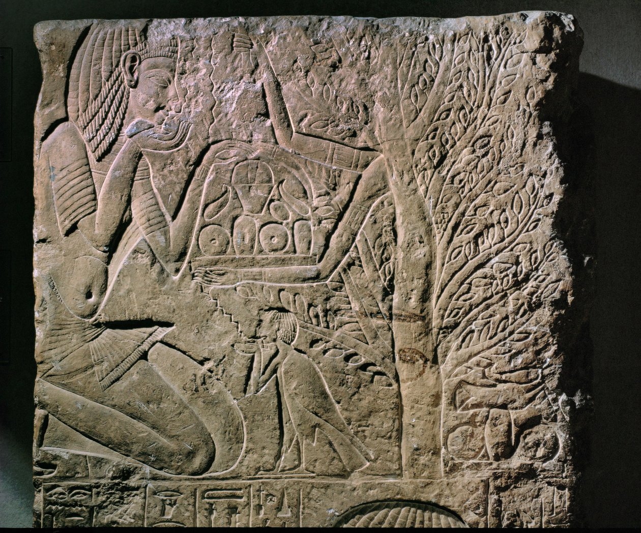Tregudinnen tilbyr mat og drikke (lettelse) av Egyptian 18th Dynasty